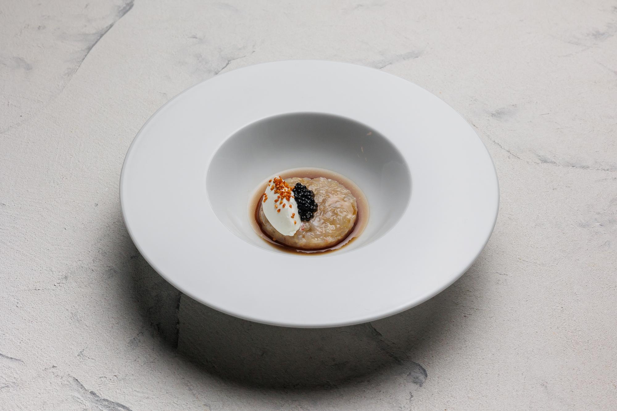 Duże danie w stylu degustacyjnym na porcelanie